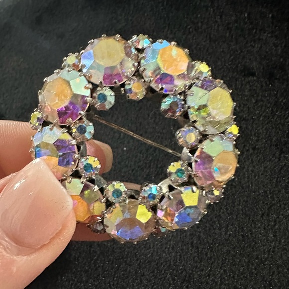 Brooch and clip on earrings set.   In perfect condition. - Picture 3 of 5